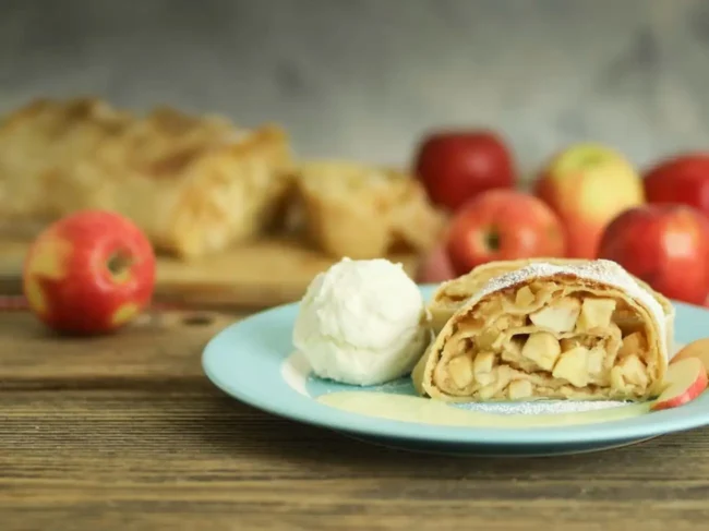 Штрудель з яблуками