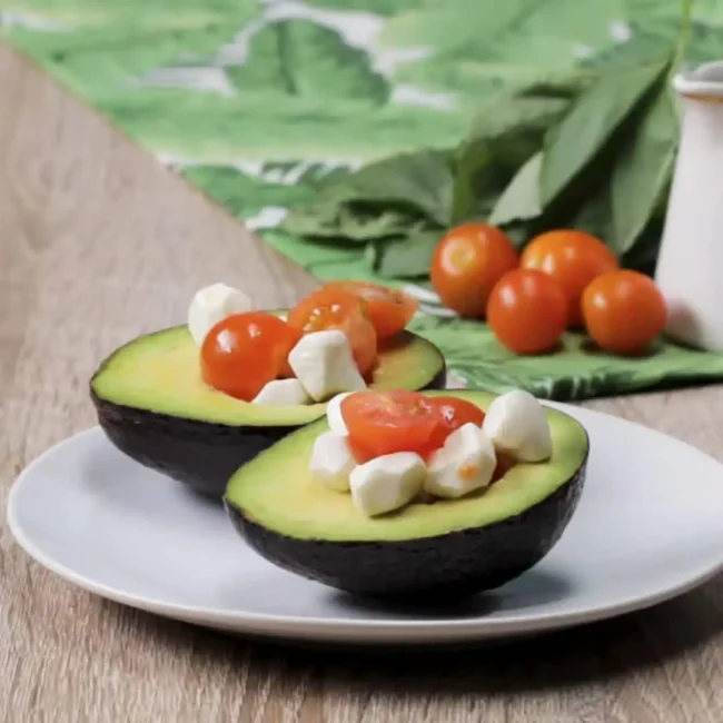 Капрезе в авокадо