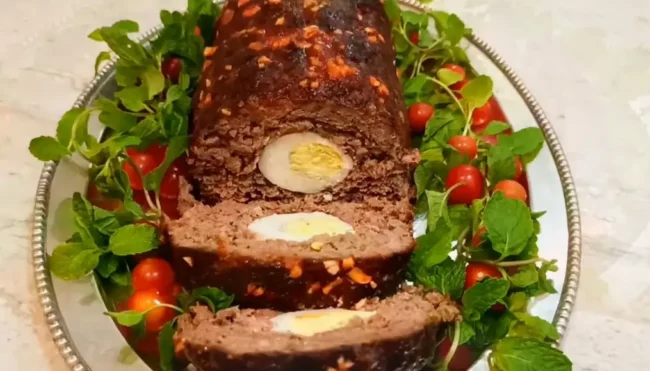 М’ясний рулет з фаршу з яйцем