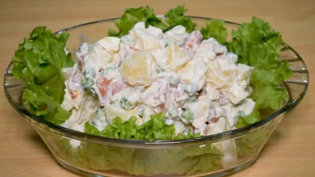 Салат з куркою та ананасами