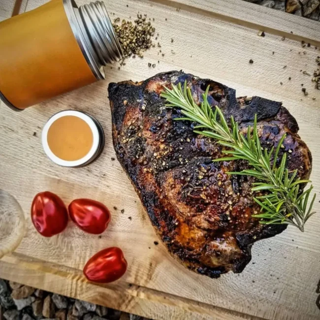 Свинячий стейк на сковороді