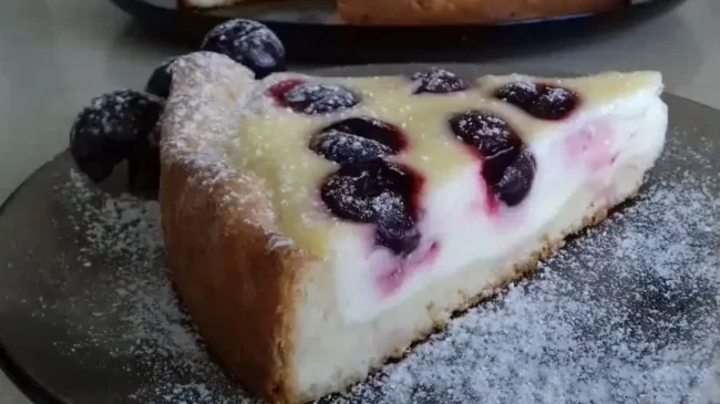 Сирний пиріг з вишнею