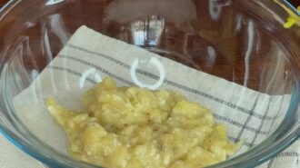 Банановый брауни без сахара и муки &mdash; шаг 2: Добавляем яйца