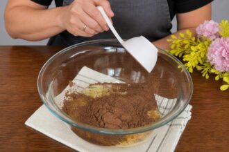 Банановый брауни без сахара и муки &mdash; шаг 4: Кладём соль