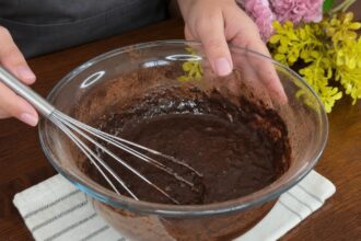 Банановый брауни без сахара и муки &mdash; шаг 5: Вмешиваем малину
