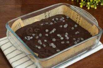 Банановый брауни без сахара и муки &mdash; шаг 6: Добавляем шоколад