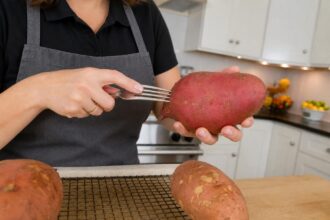 Батат, запечённый в духовке — шаг 3: Прокалываем клубни