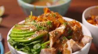 Боул Будда с курицей, бататом и арахисовым соусом &mdash; шаг 7: Поливаем соусом и подаем