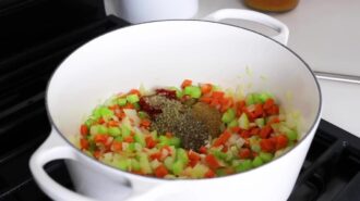 Чечевичный суп по-средиземноморски &mdash; шаг 3: Добавляем пасту и специи