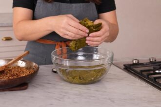 Долма с мясом и рисом — шаг 2: Замачиваем виноградные листья