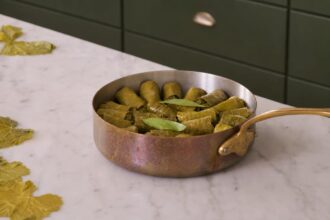 Долма с мясом и рисом — шаг 5: Заворачиваем рулетики