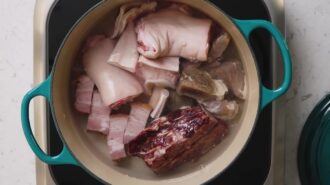 Фейжоада с чёрной фасолью и мясным ассорти &mdash; шаг 2: Отвариваем мясо