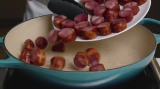Фейжоада с чёрной фасолью и мясным ассорти &mdash; шаг 4: Обжариваем колбаски