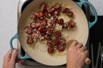 Фейжоада с чёрной фасолью и мясным ассорти &mdash; шаг 5: Готовим ароматную основу