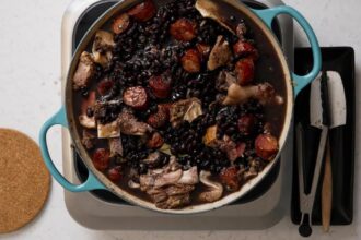 Фейжоада с чёрной фасолью и мясным ассорти &mdash; шаг 6: Собираем рагу