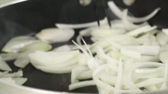 Джапче с говядиной и овощами &mdash; шаг 3: Обжариваем лук