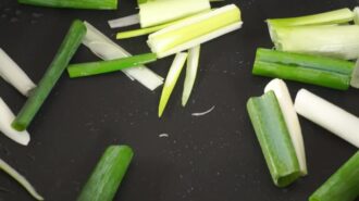 Джапче с говядиной и овощами &mdash; шаг 4: Обжариваем зелёный лук