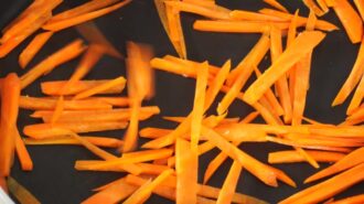 Джапче с говядиной и овощами &mdash; шаг 5: Обжариваем морковь