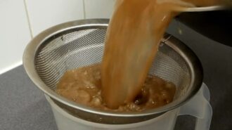 Кабули пулао — афганский плов с бараниной — шаг 4: Процеживаем бульон