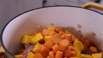 Локро — аргентинское мясное рагу — шаг 4: Возвращаем мясо и овощи