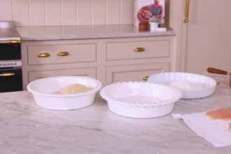 Миланезе - куриные котлеты — шаг 2: Готовим станцию для панировки