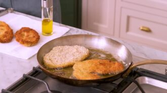 Миланезе - куриные котлеты — шаг 5: Дожариваем вторую партию