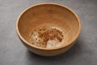 Морковный пирог с овсяной мукой без сахара — шаг 2: Смешиваем муку с орехами