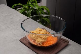 Морковный пирог с овсяной мукой без сахара — шаг 3: Готовим морковно-яблочную основу