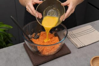 Морковный пирог с овсяной мукой без сахара — шаг 5: Вводим яйца
