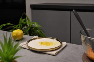Морковный пирог с овсяной мукой без сахара — шаг 6: Добавляем мёд и изюм
