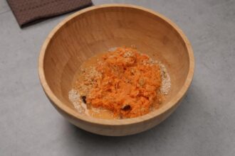 Морковный пирог с овсяной мукой без сахара — шаг 7: Замешиваем тесто