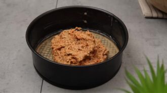 Морковный пирог с овсяной мукой без сахара — шаг 8: Заполняем форму