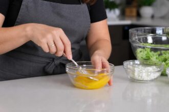 Оладьи из цукини с чесночно-йогуртовым соусом — шаг 2: Готовим остальные продукты