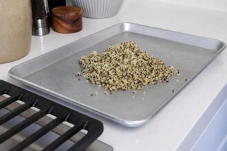 Средиземноморский салат с киноа — шаг 3: Даем киноа настояться