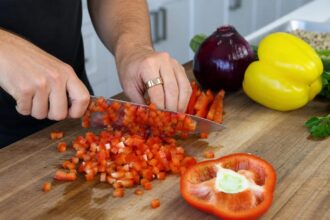 Средиземноморский салат с киноа — шаг 4: Нарезаем овощи и зелень