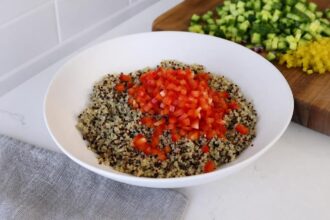 Средиземноморский салат с киноа — шаг 5: Собираем салат