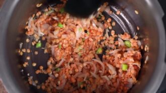 Шорба из чечевицы — шаг 3: Кладём чечевицу