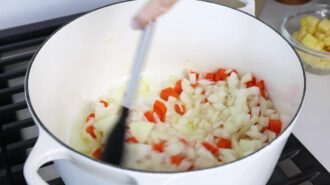 Суп из красной чечевицы по-турецки &mdash; шаг 2: Обжариваем основу супа