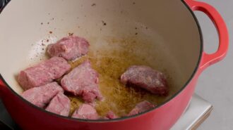Венгерский гуляш — шаг 3: Обжариваем бекон и мясо